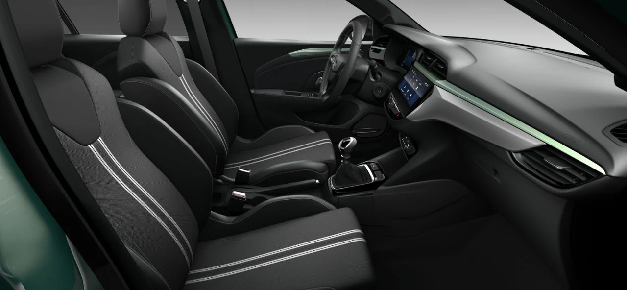 Vista del habitáculo del Opel Corsa YES, destacando sus cómodos asientos y diseño moderno.