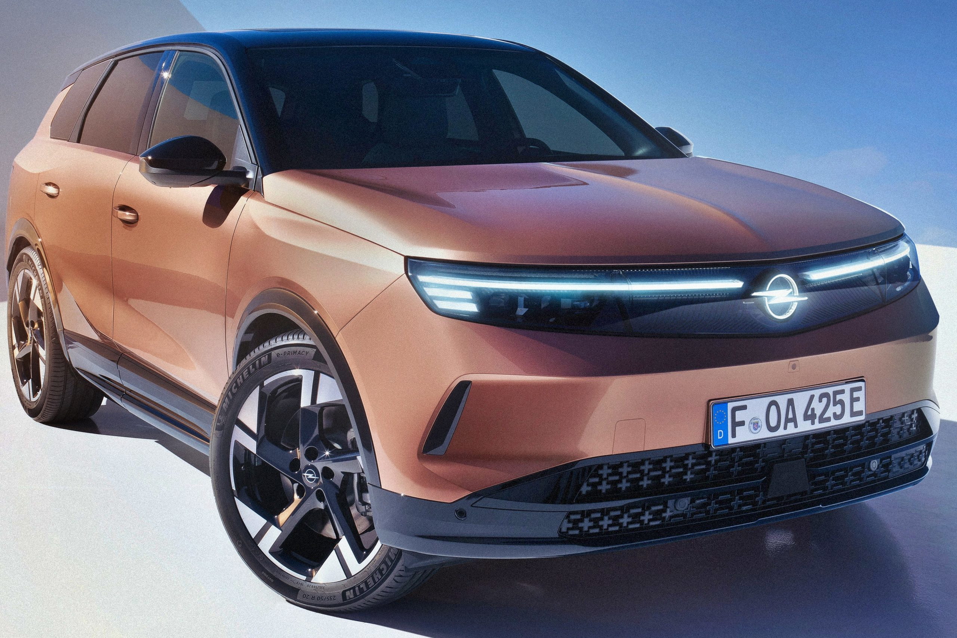 El Opel Grandland combina diseño moderno y eficiencia, destacando su rendimiento.