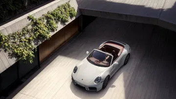 Vista del elegante Porsche 911 Carrera S en un entorno moderno.
