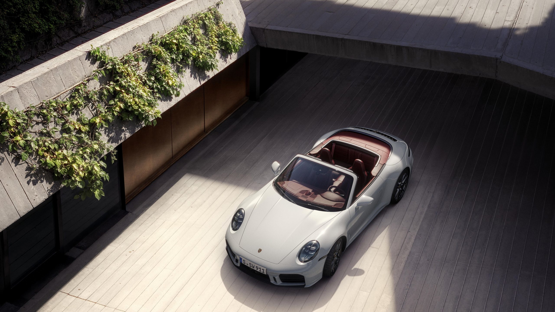 Vista del elegante Porsche 911 Carrera S en un entorno moderno.