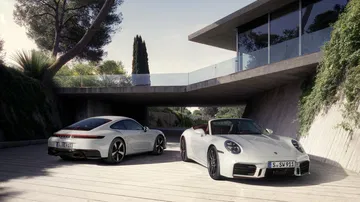 El nuevo 911 Carrera S resplandece en un entorno moderno, mostrando su diseño icónico.