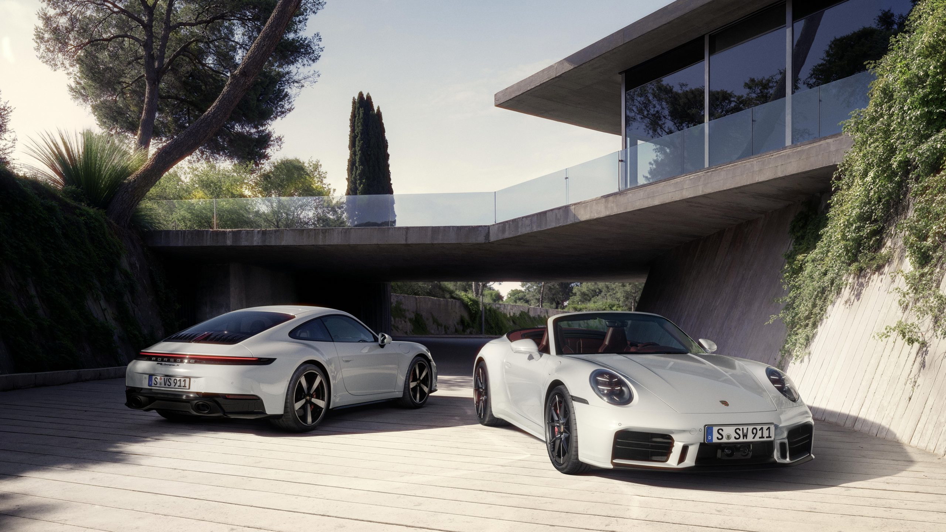 El nuevo 911 Carrera S resplandece en un entorno moderno, mostrando su diseño icónico.