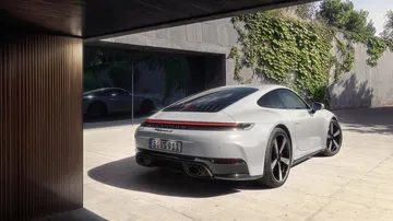 Vista lateral y trasera del Porsche 911 Carrera S, mostrando su elegante diseño.