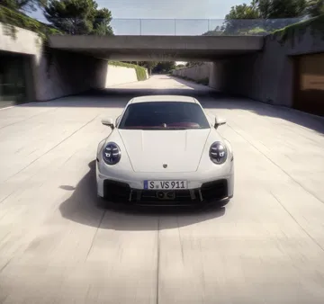 Frontal del Porsche 911 Carrera S, mostrando su diseño elegante y agresivo.