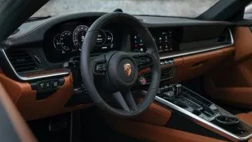 Interior del Porsche 911 Carrera S, elegante y tecnológico, con pantallas digitales sofisticadas. Interior del Porsche 911 Carrera S, elegante y tecnológico, con pantallas digitales sofisticadas.