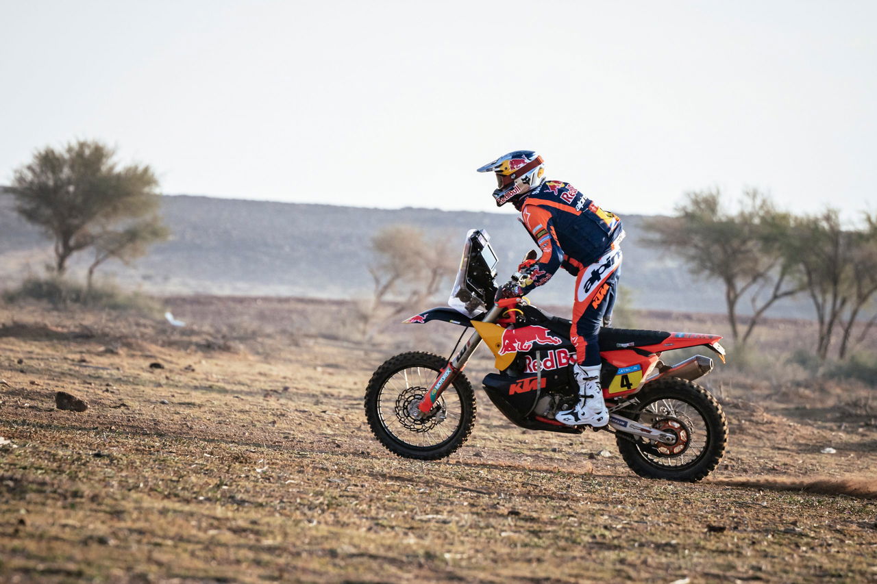 Ricky Brabec en acción durante la etapa 7 del Dakar 2025. Atraveando terrenos difíciles.