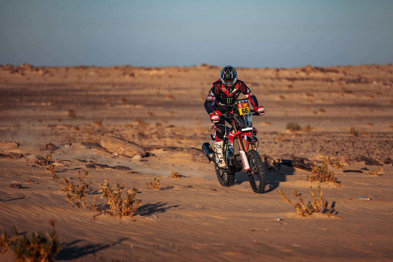 Daniel Sanders, a bordo de su Rally2, conquista las dunas del Dakar 2025.