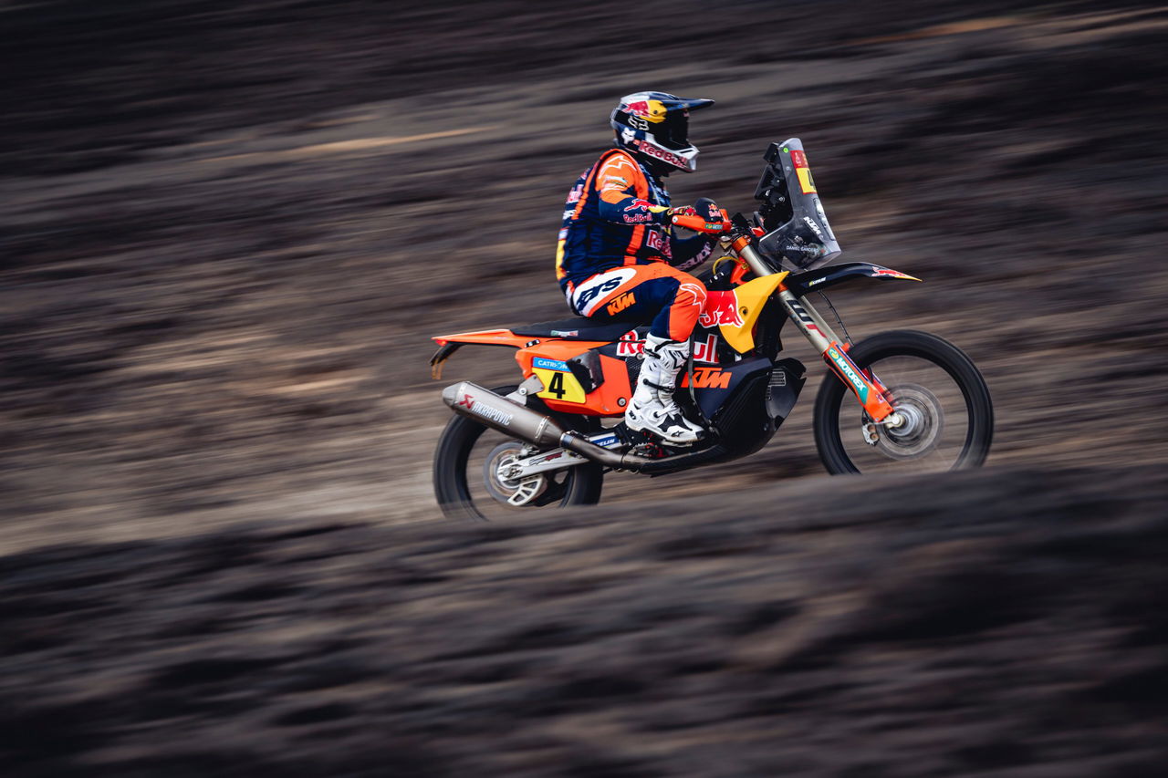 Tosha Schareina compite en el Dakar 2025, mostrando su gran habilidad en terrenos desafiantes.
