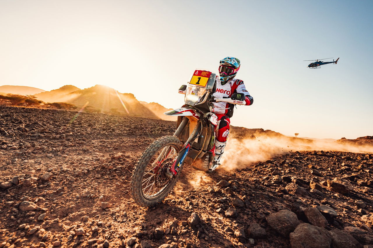 Tosha Schareina compite en el desierto, peleando por la victoria en el Dakar 2025.
