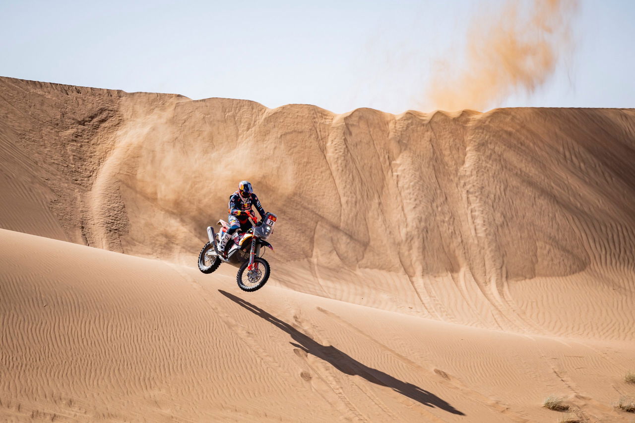 Lorenzo Santolino conquista la etapa 3 del Dakar 2025, destacando en el desierto.
