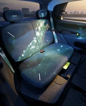 El interior del Renault Twingo muestra un diseño innovador y divertido, con detalles coloridos.