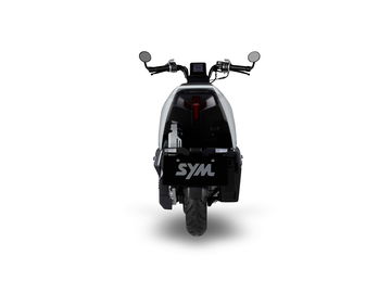 Vista trasera y lateral del scooter SYM PE3, destacando su diseño moderno. Vista trasera y lateral del scooter SYM PE3, destacando su diseño moderno.
