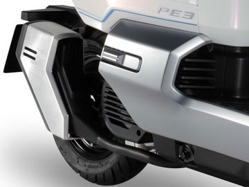 Vista del sistema de escape del scooter híbrido SYM PE3. Vista del sistema de escape del scooter híbrido SYM PE3.