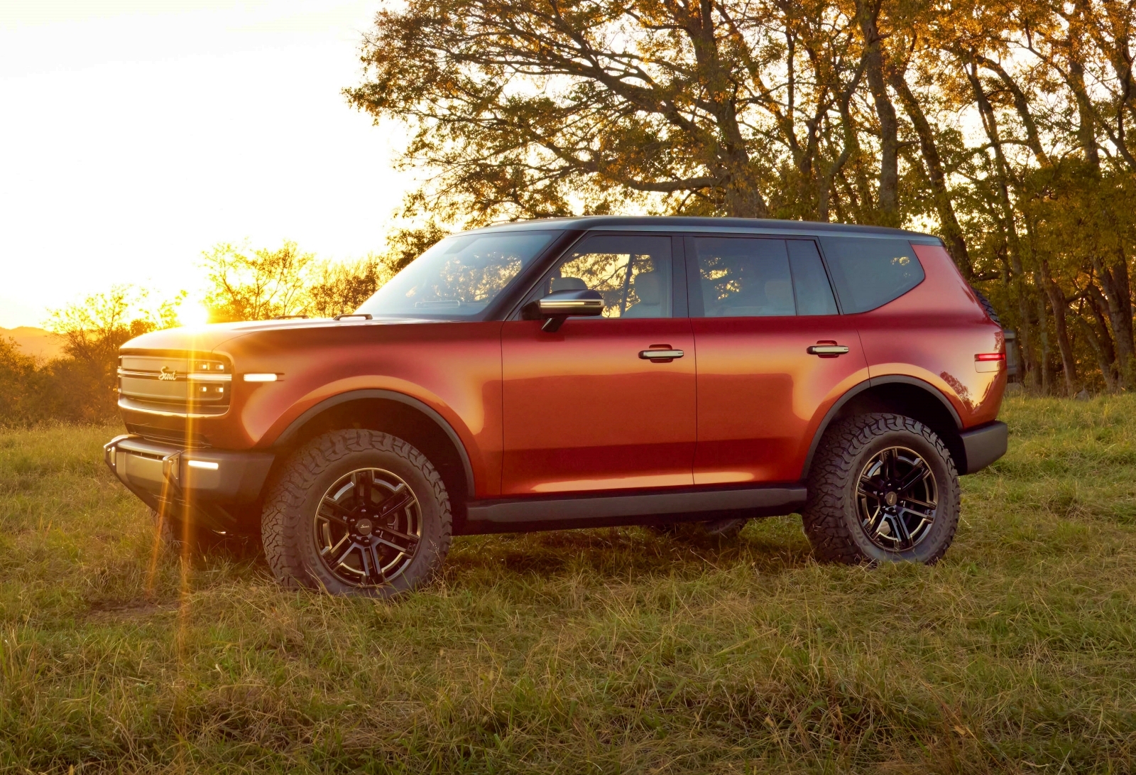 El Scout se presenta como un todoterreno robusto y elegante, ideal para aventuras.