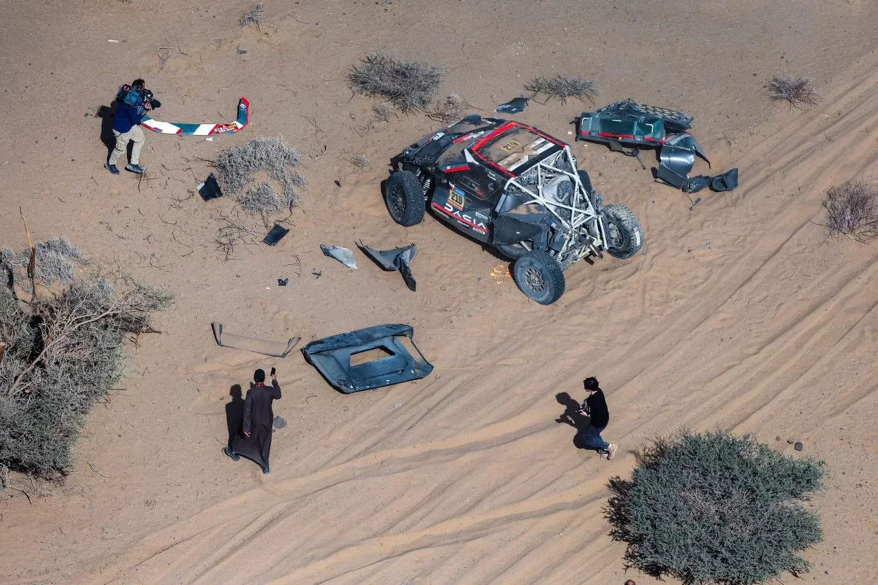 <h3>Sébastien Loeb queda fuera del Rally Dakar 2025 tras sufrir un vuelco</h3><br /> 2 Sébastien Loeb y Fabian Lurquin en su Dacia Sandrider durante la Etapa 3 del Dakar 2025