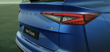 Vista trasera del Skoda Enyaq 2025, mostrando su diseño moderno y aerodinámico.