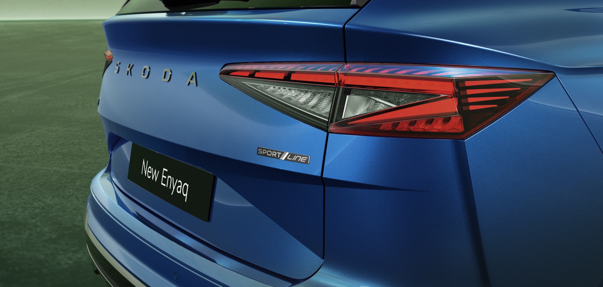 Vista trasera del Skoda Enyaq 2025, mostrando su diseño moderno y aerodinámico.