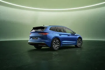 El Skoda Enyaq 2025 presenta un diseño moderno y aerodinámico en su perfil lateral.