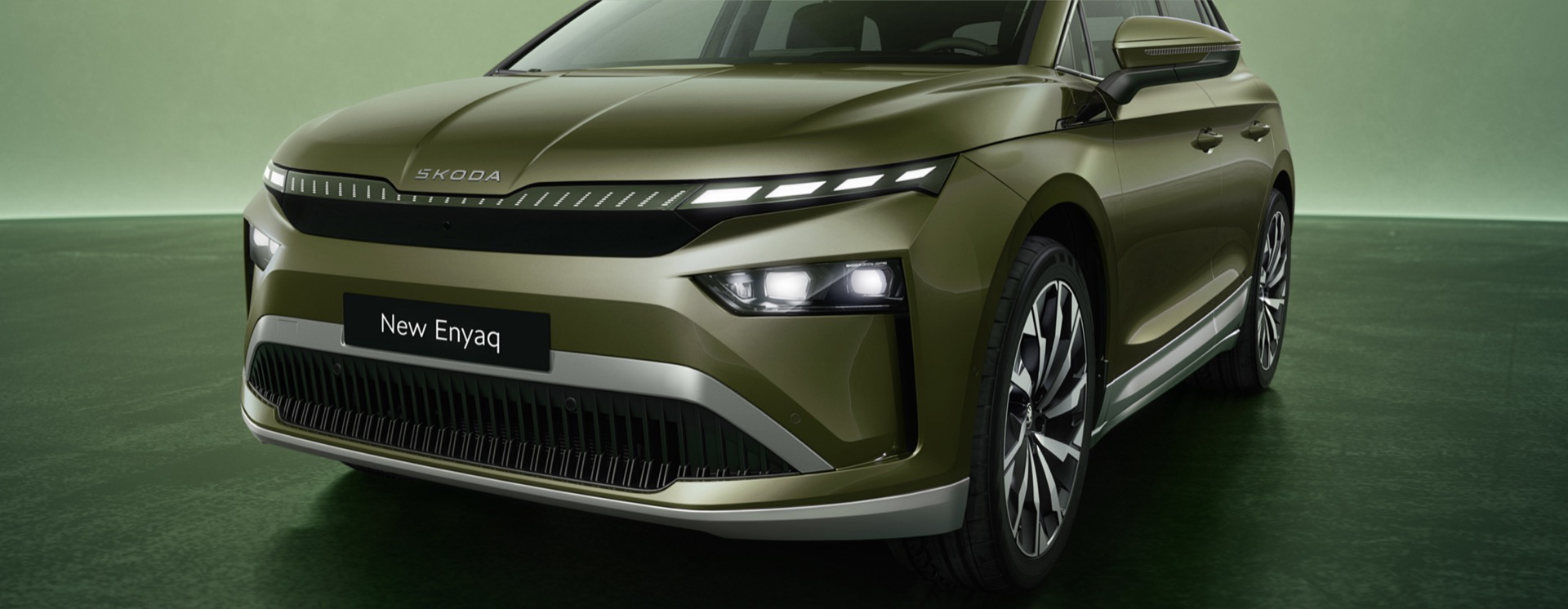 El Skoda Enyaq 2025 presenta un diseño audaz con líneas modernas y una estética robusta.