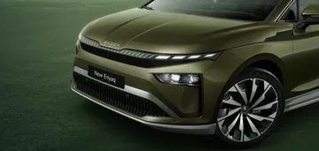 El Skoda Enyaq 2025 destaca por su diseño moderno y elegante, con líneas aerodinámicas.