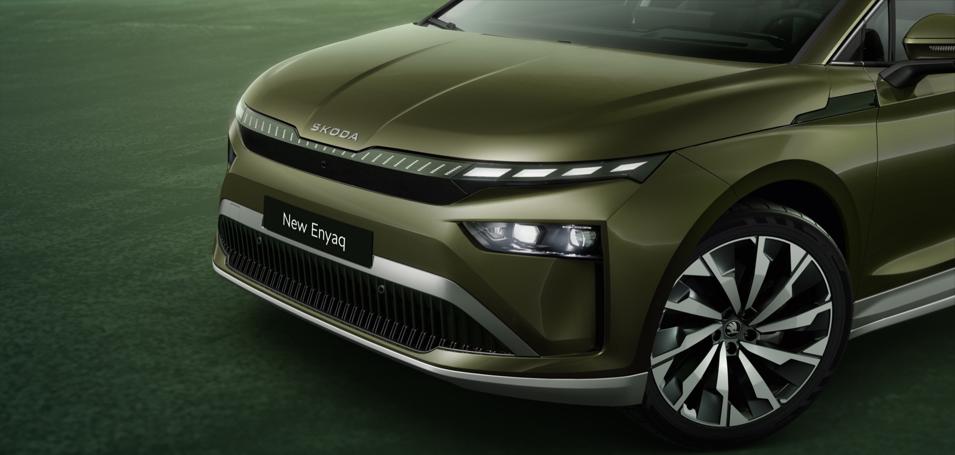 El Skoda Enyaq 2025 destaca por su diseño moderno y elegante, con líneas aerodinámicas.
