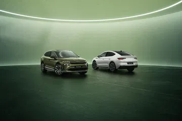 El Skoda Enyaq 2025 presenta un diseño moderno y estilizado, destacando su elegancia.