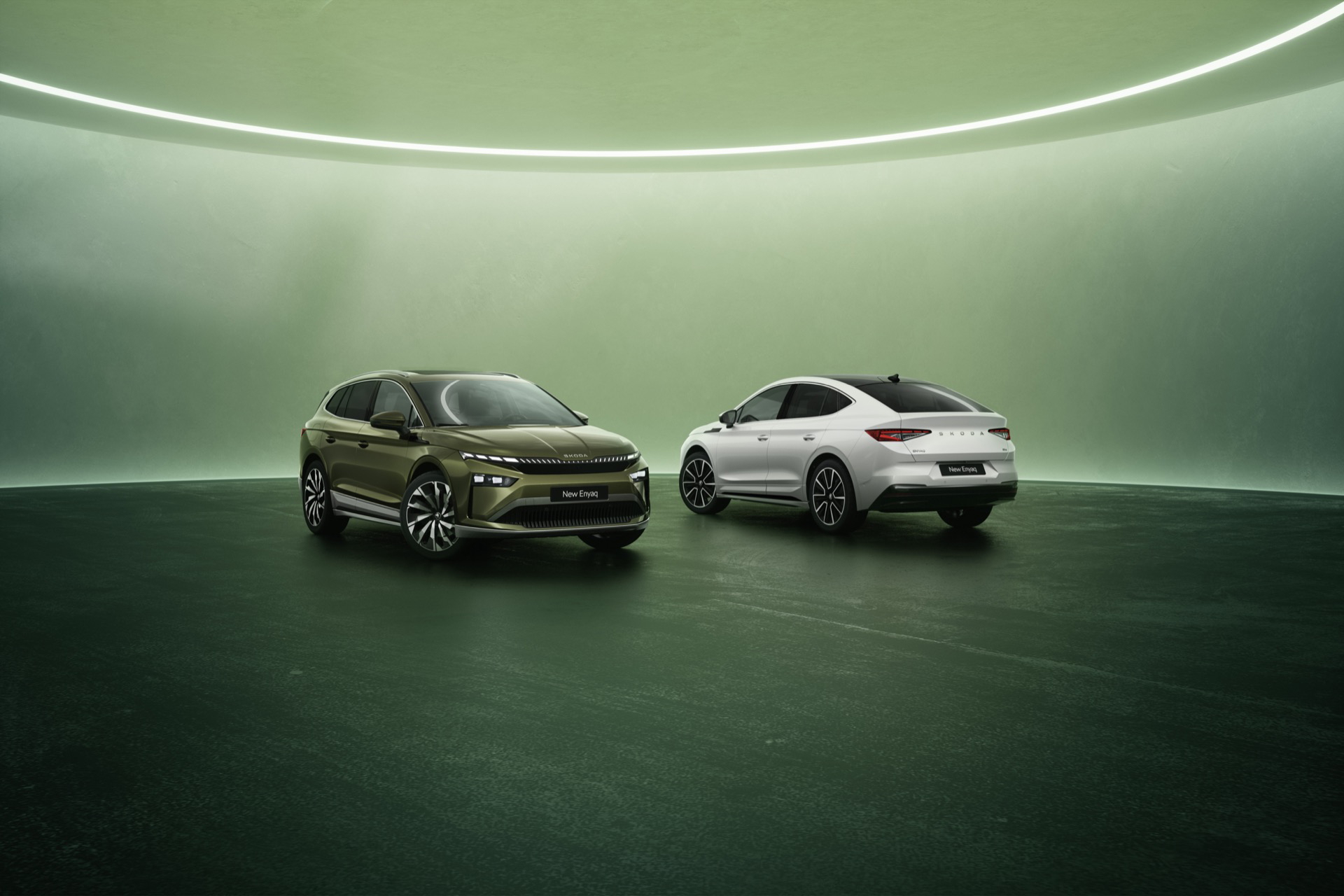 El Skoda Enyaq 2025 presenta un diseño moderno y estilizado, destacando su elegancia.