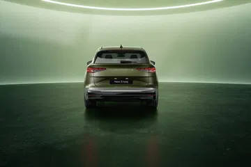 Vista trasera del Skoda Enyaq 2025, mostrando su diseño moderno y elegante.