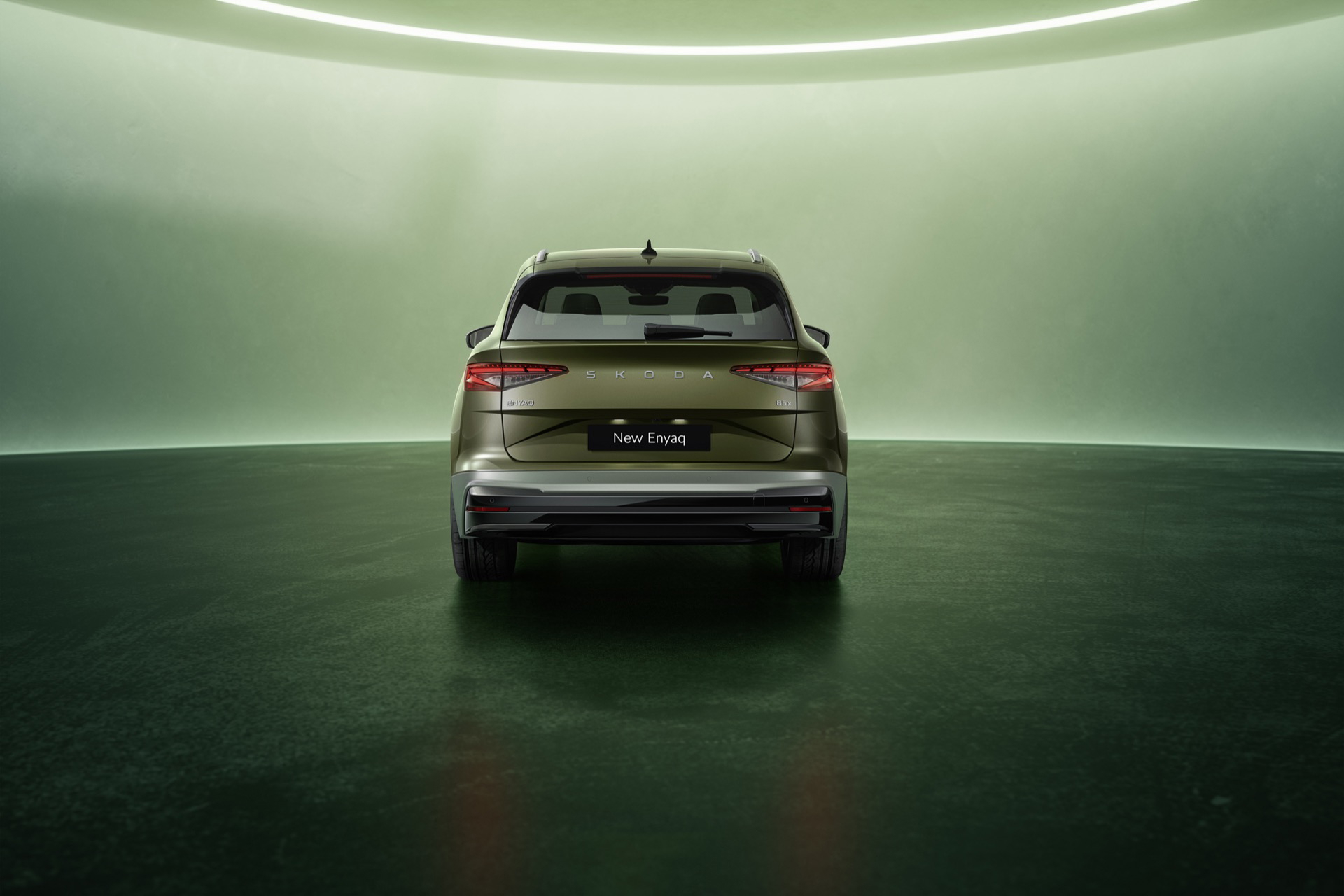Vista trasera del Skoda Enyaq 2025, mostrando su diseño moderno y elegante.