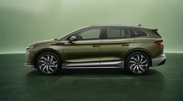 Vista lateral del Skoda Enyaq 2025, destacando su diseño moderno y elegante.
