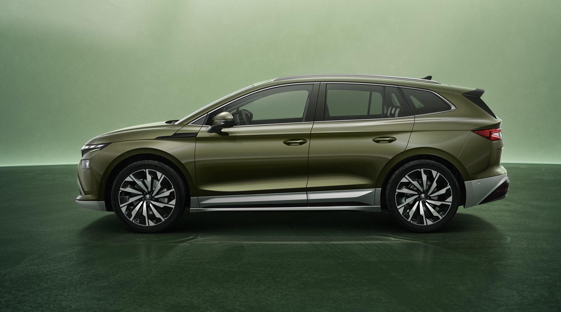 Vista lateral del Skoda Enyaq 2025, destacando su diseño moderno y elegante.