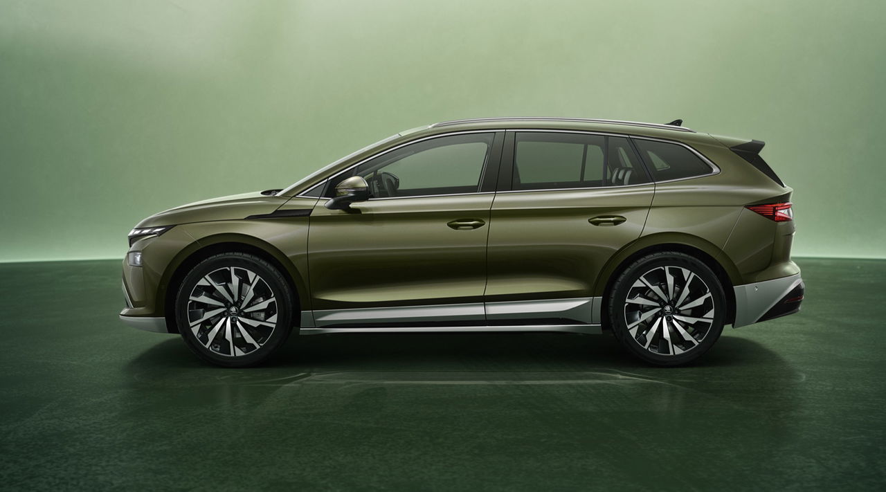 Vista lateral del Skoda Enyaq 2025, destacando su diseño moderno y elegante.