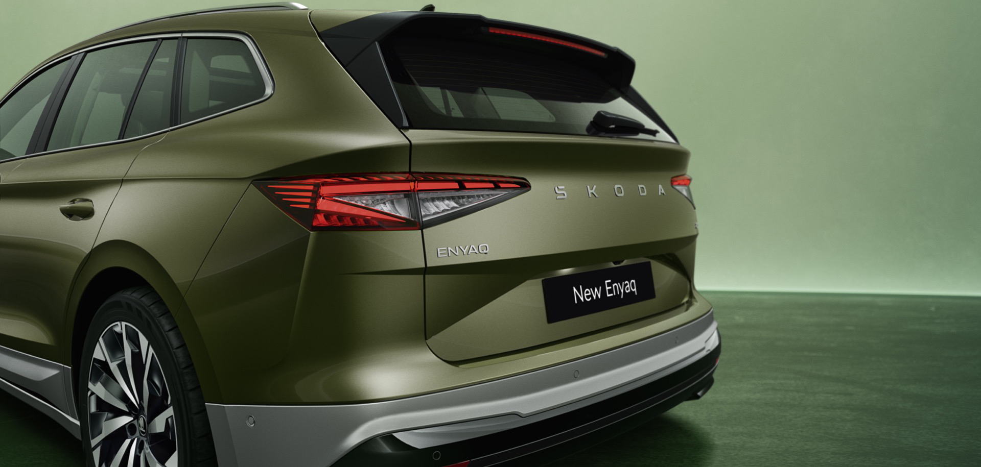 Vista trasera y lateral del Skoda Enyaq 2025, destacando su diseño moderno.