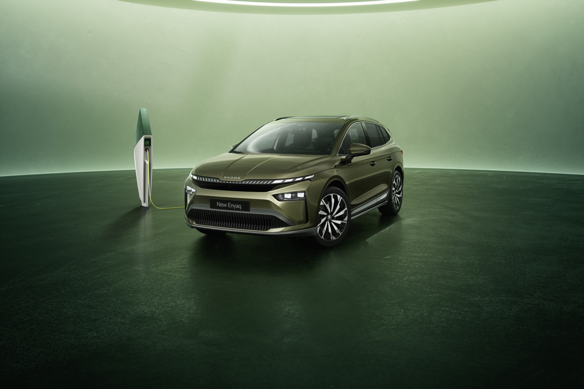 Vista del Skoda Enyaq 2025, destacando su diseño moderno y aerodinámico.