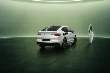Vista trasera y lateral del Skoda Enyaq 2025, destacando su diseño elegante.