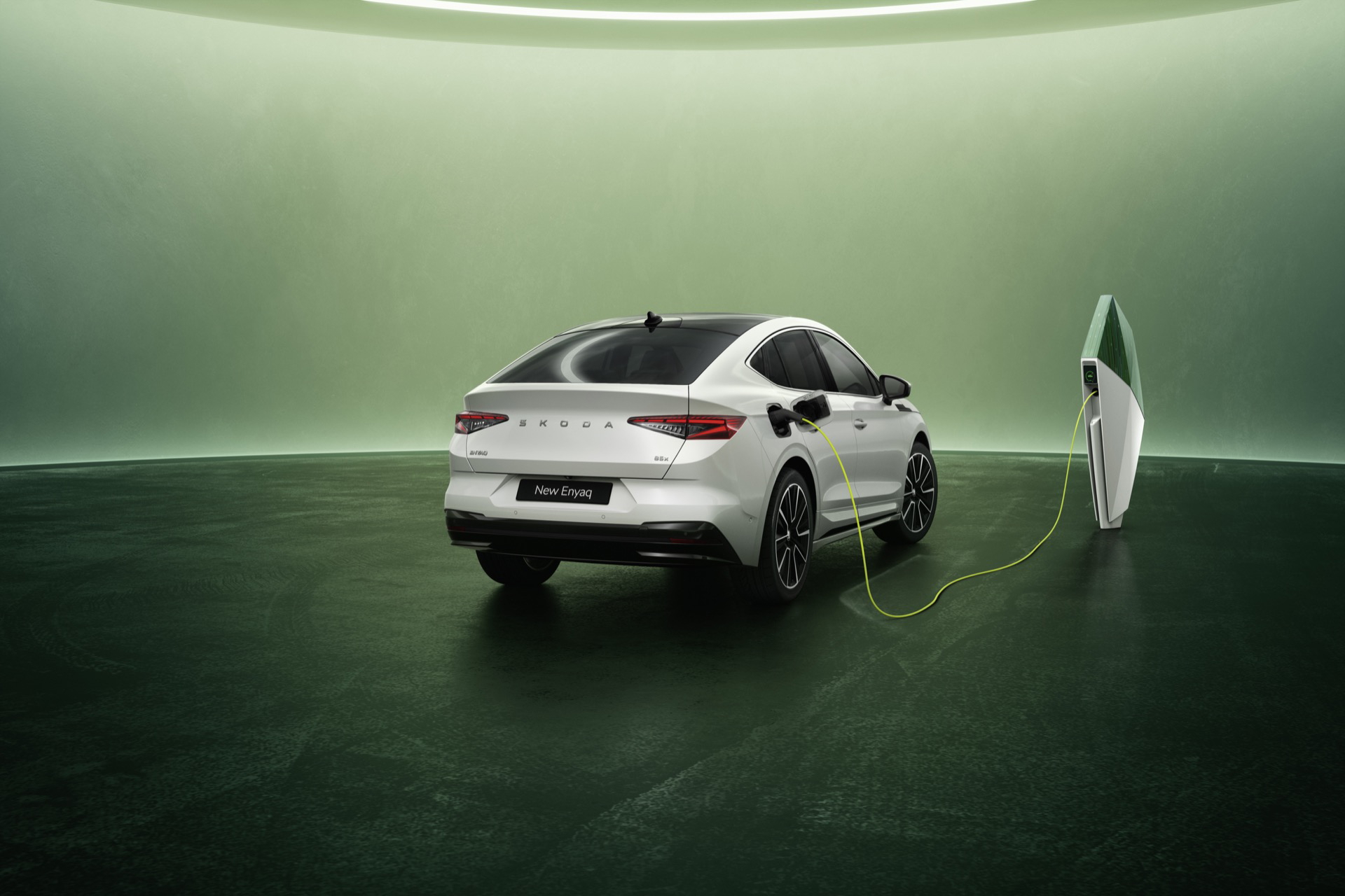 Vista trasera y lateral del Skoda Enyaq 2025, destacando su diseño elegante.