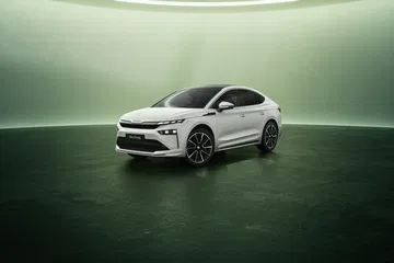 Vista frontal y lateral del Skoda Enyaq 2025, destacando su diseño moderno.