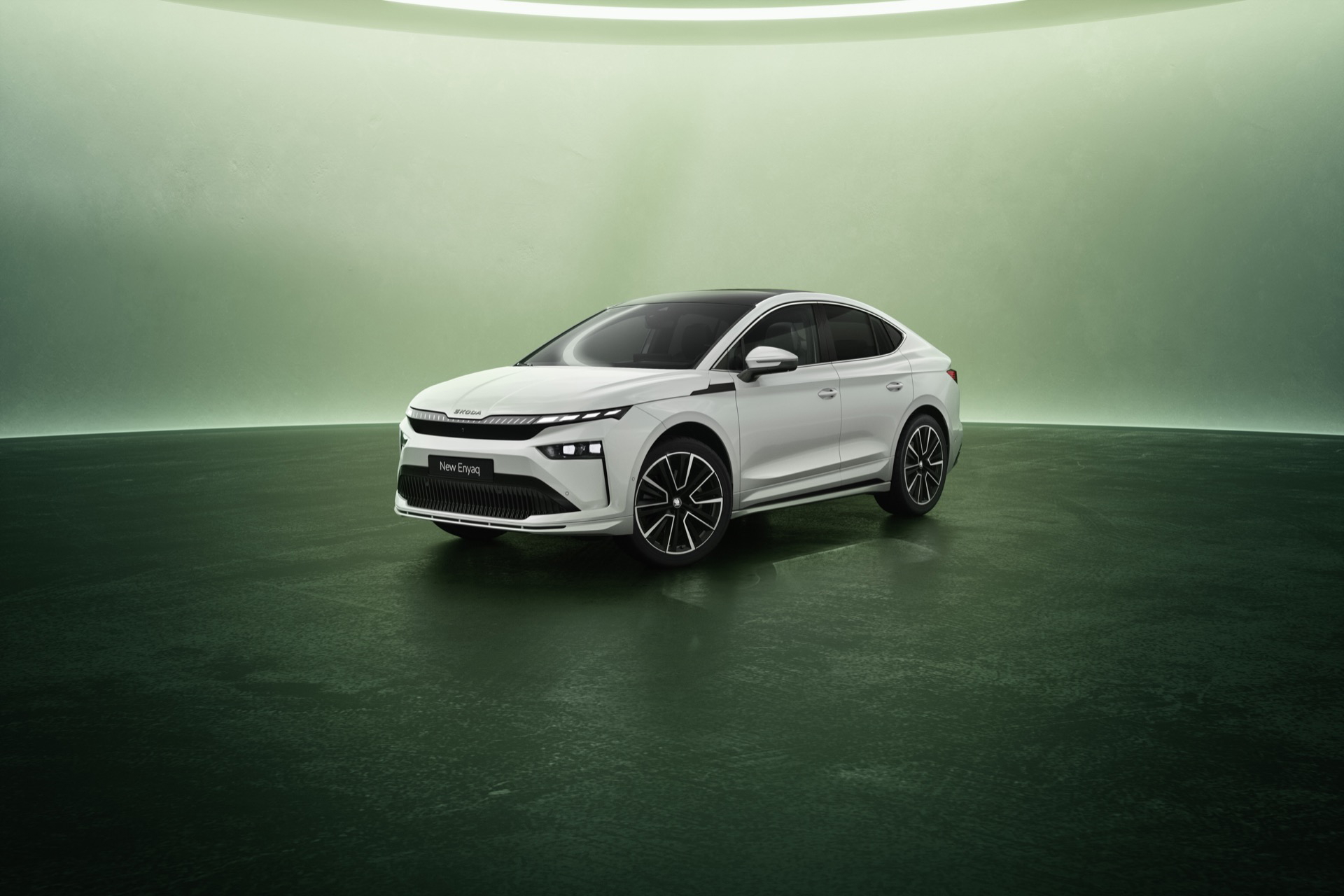 Vista frontal y lateral del Skoda Enyaq 2025, destacando su diseño moderno.