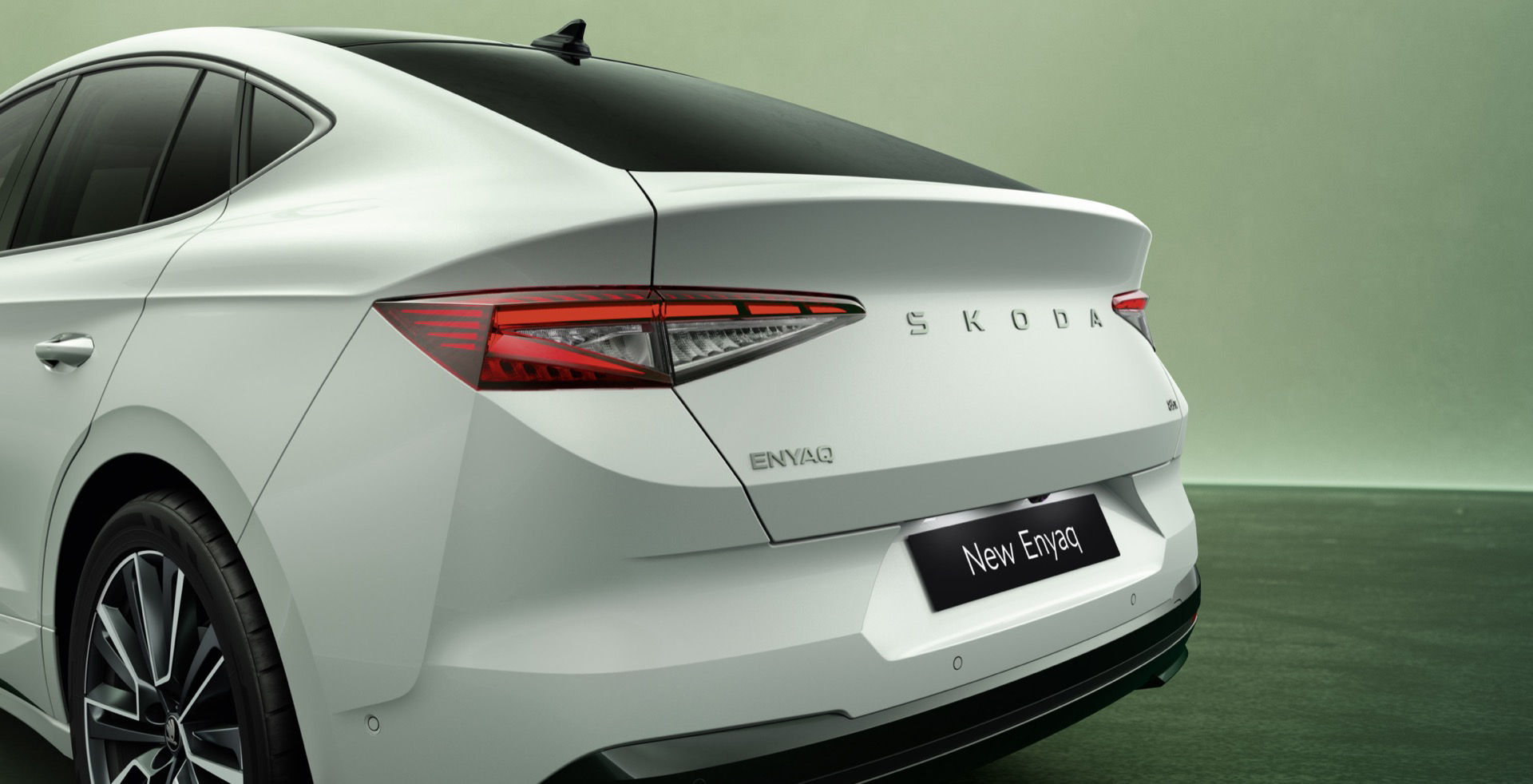 Vista lateral y trasera del Skoda Enyaq 2025, destacando su diseño elegante.