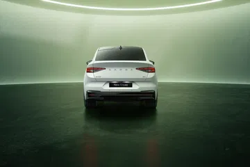 Vista trasera del Skoda Enyaq 2025, destacando su diseño elegante