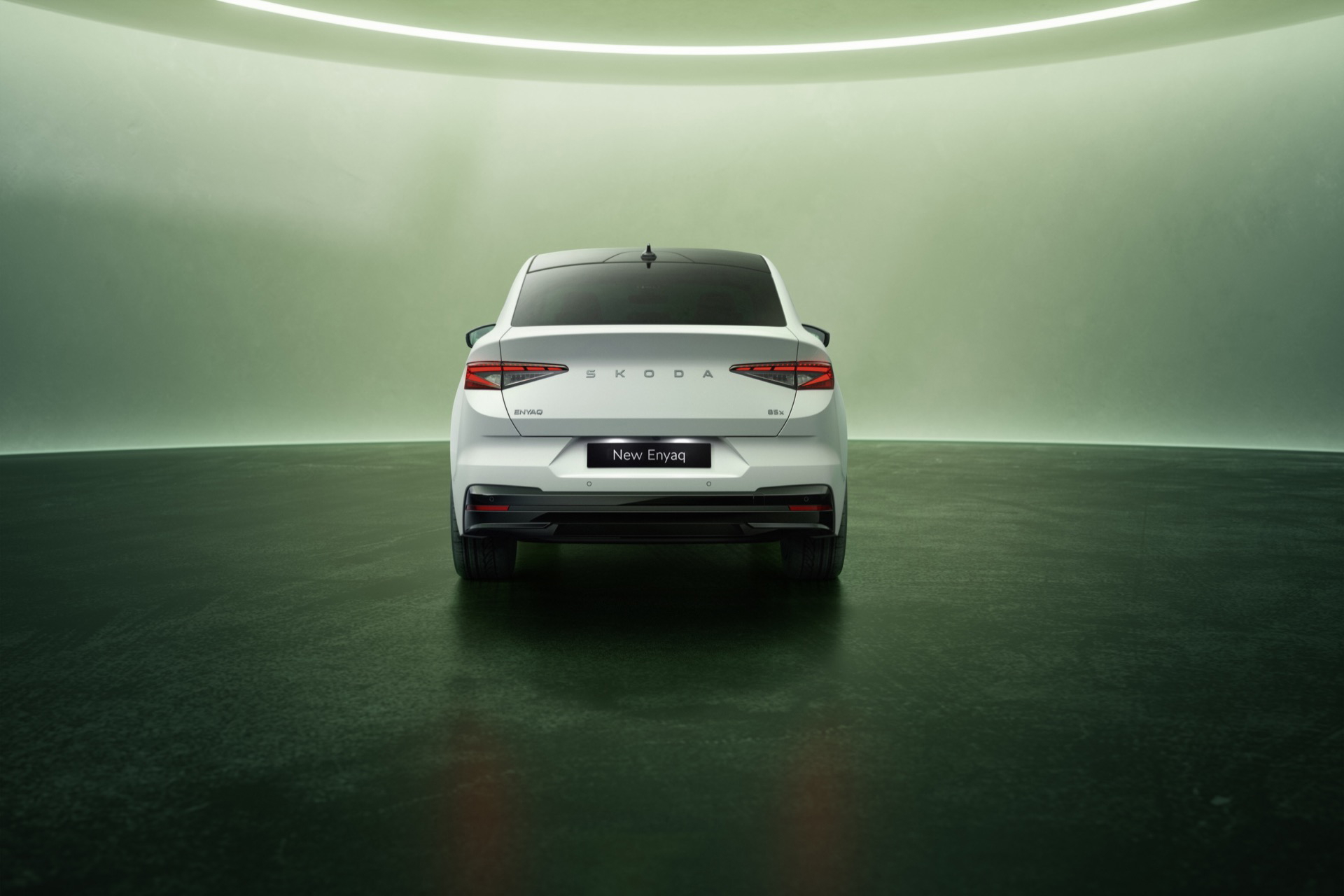 Vista trasera del Skoda Enyaq 2025, destacando su diseño elegante