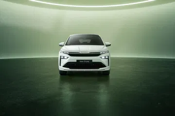 Frontal del Skoda Enyaq 2025, con un diseño moderno y aerodinámico.