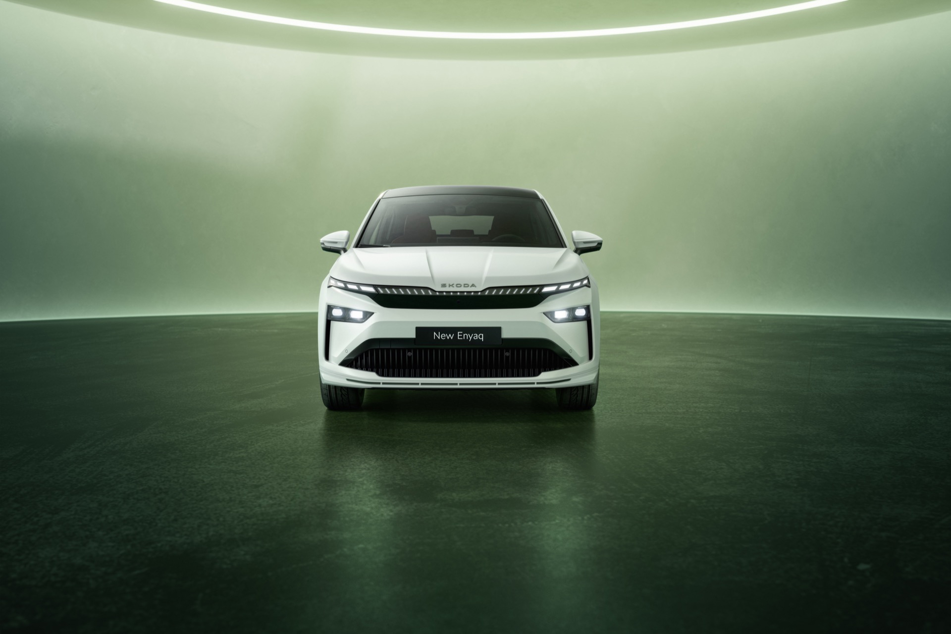 Frontal del Skoda Enyaq 2025, con un diseño moderno y aerodinámico.
