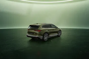 El Skoda Enyaq 2025 presenta un diseño moderno y aerodinámico.