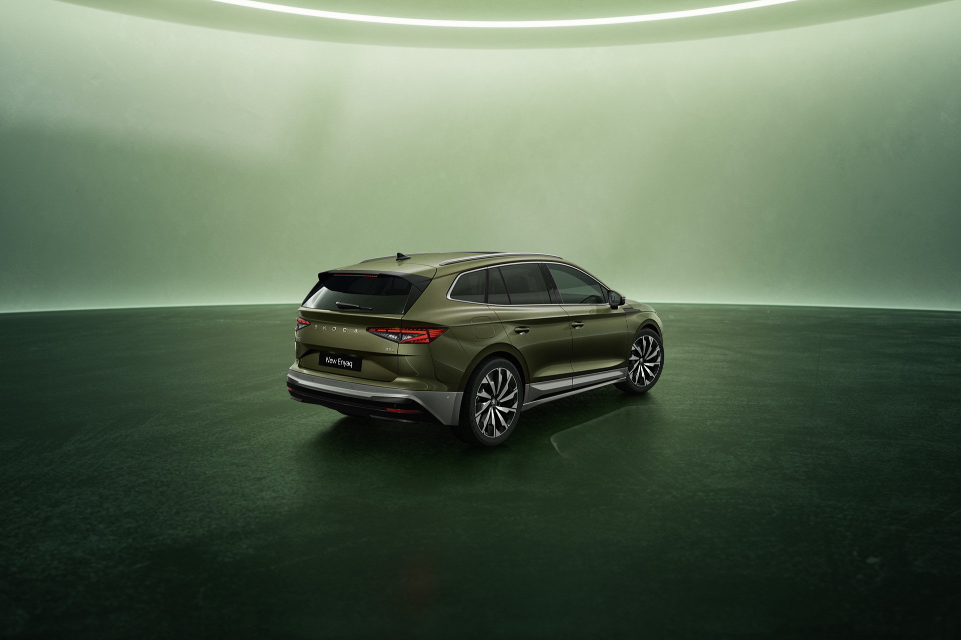 El Skoda Enyaq 2025 presenta un diseño moderno y aerodinámico.