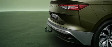 Vista del diseño trasero y lateral del Skoda Enyaq 2025, destacando su sofisticación.