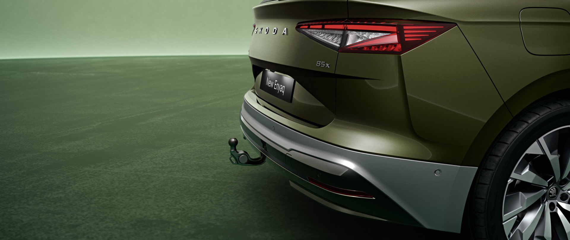 Vista del diseño trasero y lateral del Skoda Enyaq 2025, destacando su sofisticación.