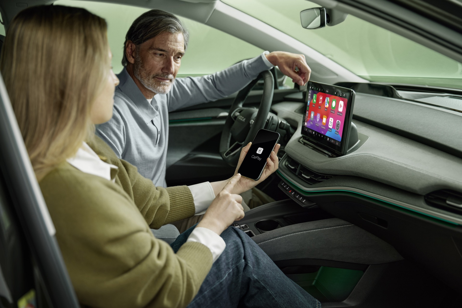 Interior del Skoda Enyaq 2025, destacando su tecnología y comodidad.