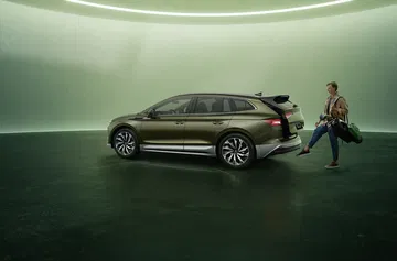 Vista del Skoda Enyaq 2025 desde la trasera y lateral, mostrando su diseño elegante.