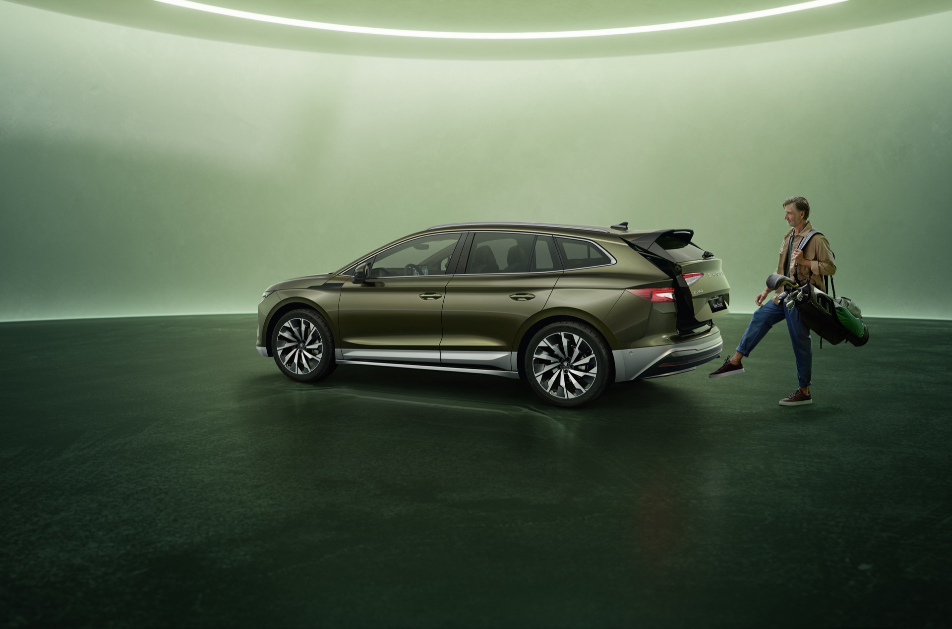 Vista del Skoda Enyaq 2025 desde la trasera y lateral, mostrando su diseño elegante.